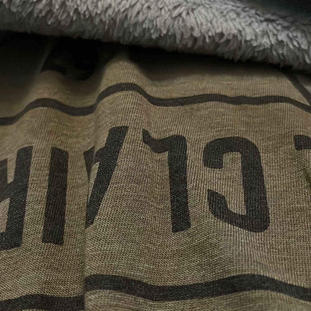 It is a men’s T-shirt. Good in condition and good for summer weather.